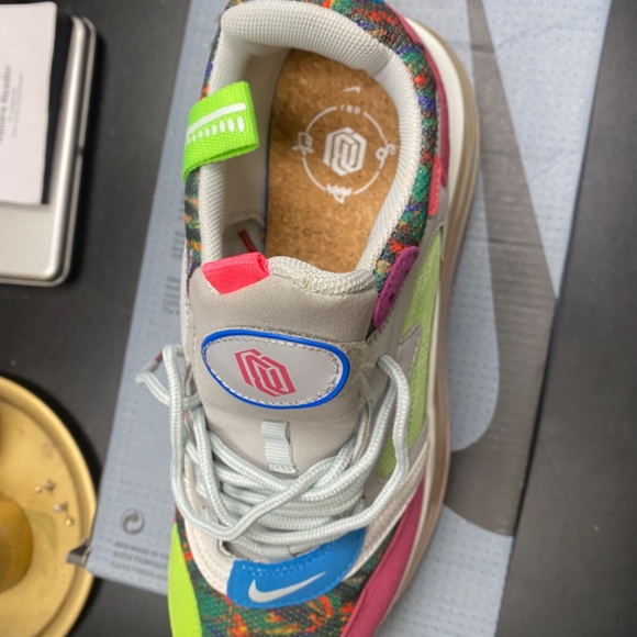 Nike - Picture 4 of 4